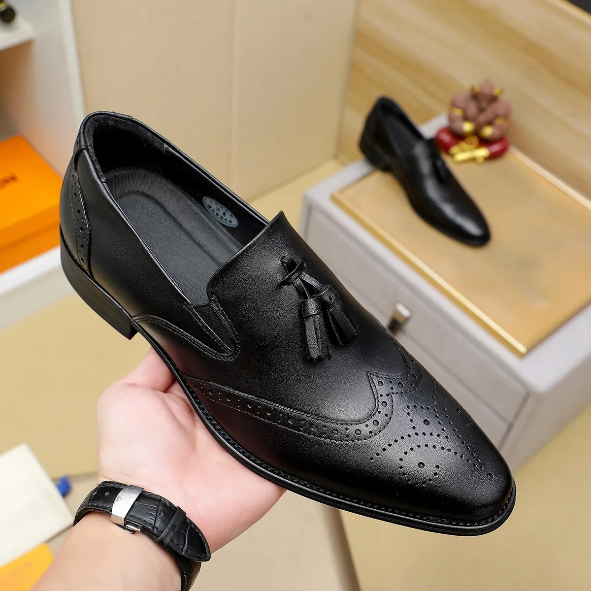 Men's shoes 💰560 💰 Louis Vuitton LV ® Autumn and Winter 🆕 models 🔛Full shoe counter First layer cowhide, 🐂Leather lined casual shoes for men, super soft outsole, a must-have for driving. Counter synchronization Original first layer cowhide Completely 1:1 mold customization 🌹Top version, 2 colors available! Number: 38-45 (37.46. Customized)